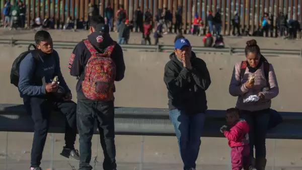 Decenas de migrantes siguen en espera de cruzar a los Estados Unidos por la frontera de Ciudad Juárez, sin embargo los militares del país vecino mantienen vigilada la zona y colocaron una amplia reja de seguridad. El Departamento de Seguridad Nacional de Estados Unidos indicó en un comunicado de prensa, que las personas y familias que intenten ingresar sin autorización están siendo expulsadas, según lo exige la orden judicial en virtud de la autoridad de salud pública del Título 42, o se les coloca en procedimientos de deportación.