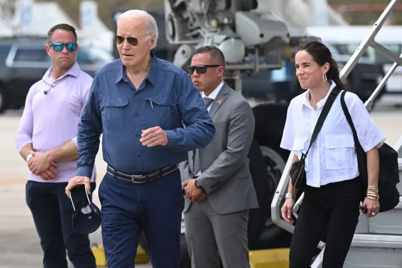 El presidente de los Estados Unidos, Joe Biden, y su hija, Ashley Biden, llegan al Aeropuerto Internacional Manaus-Eduardo Gomes en Manaus, Brasil, el 17 de noviembre de 2024, antes de dirigirse a Río de Janeiro para la Cumbre del G20.