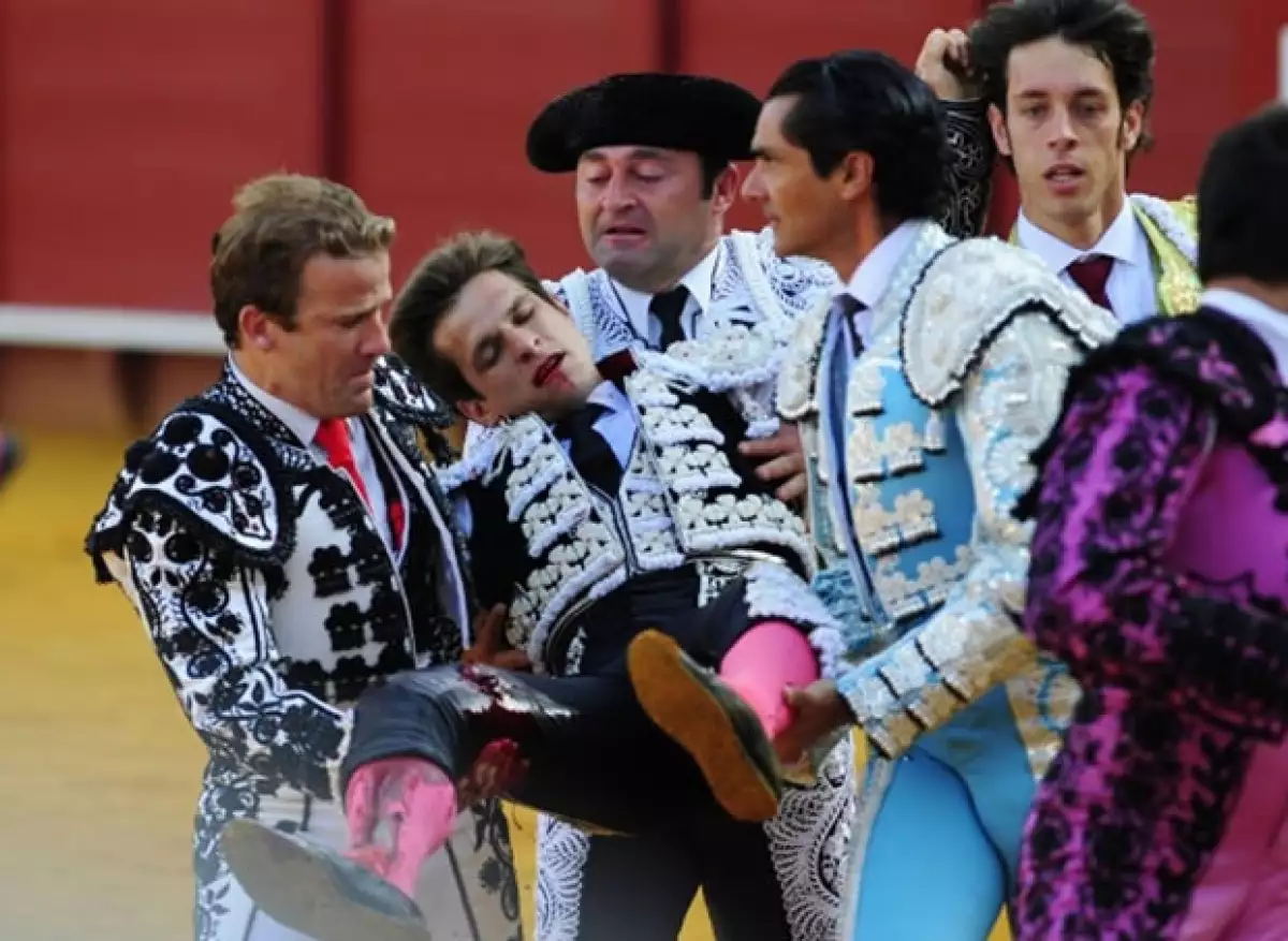 El torero fue trasladado a una clínica para ser atendido inmediatamente luego de que el toro lo embistiera este viernes.