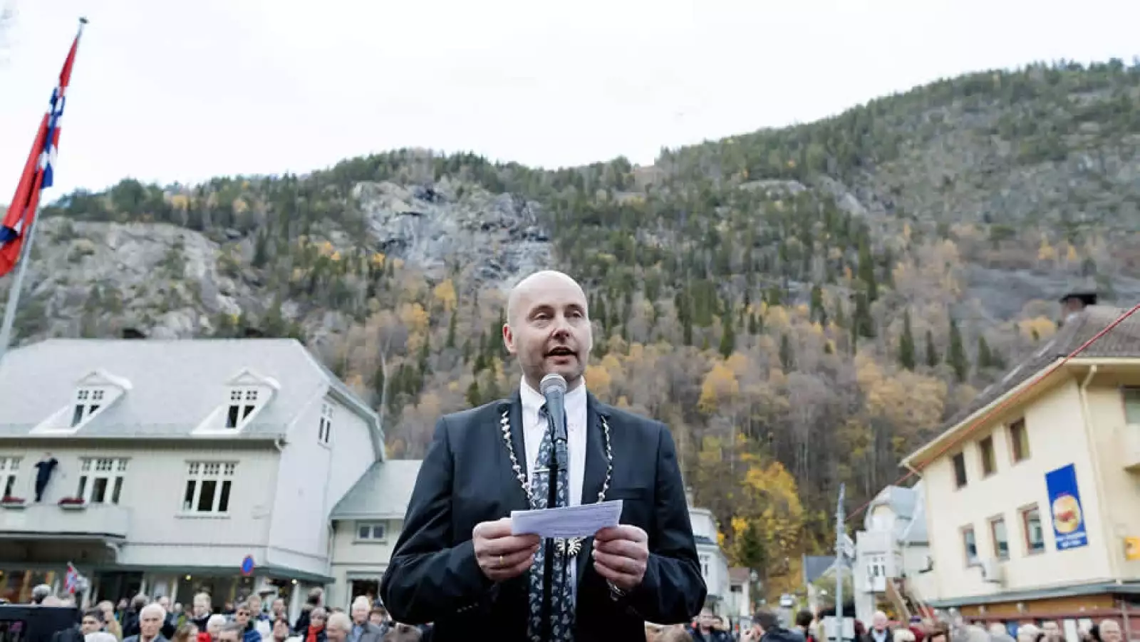 poblado celebra la salida del sol