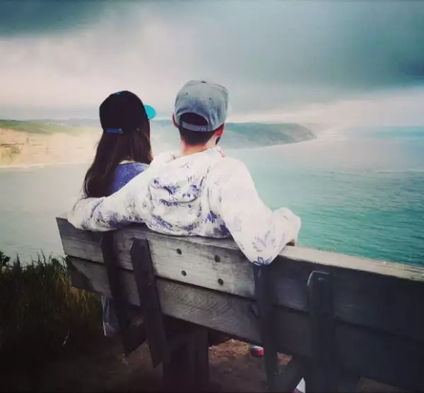La pareja, mirando el paisaje durante su reciente viaje a Nueva Zelanda durante su segundo aniversario de bodas.