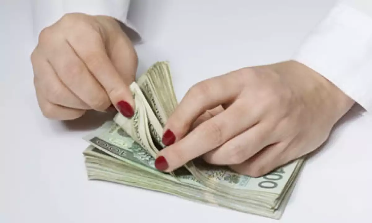 A la compra, el dólar se ubica en 15.86 pesos en bancos. (Foto: Reuters)