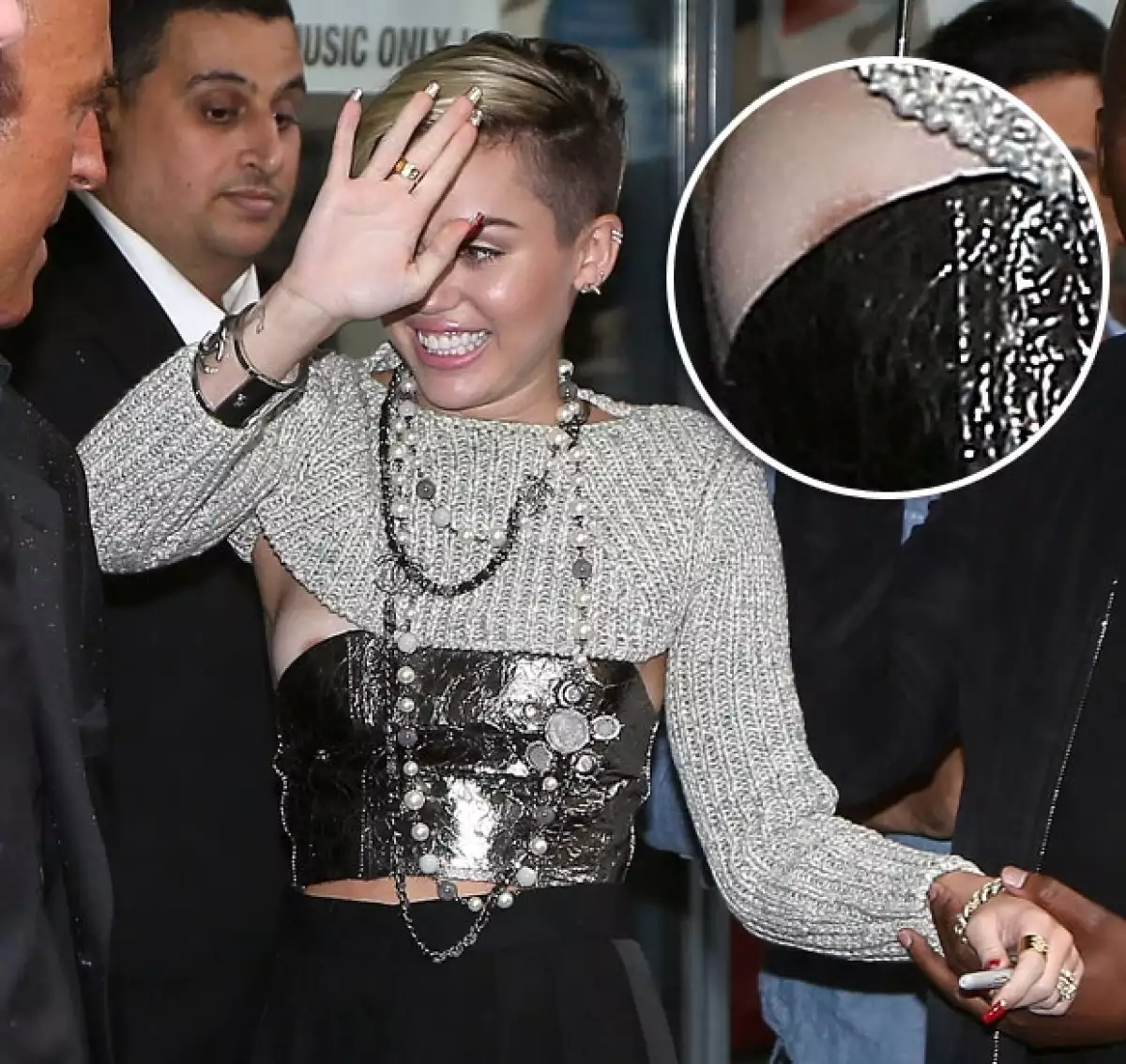 El top strapless se resbaló y dejó su pezón al descubierto.