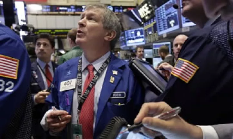 En la misma sesión, las acciones de Netflix brincan casi 40% tras sorprender con sus ganancias trimestrales.  (Foto: AP)