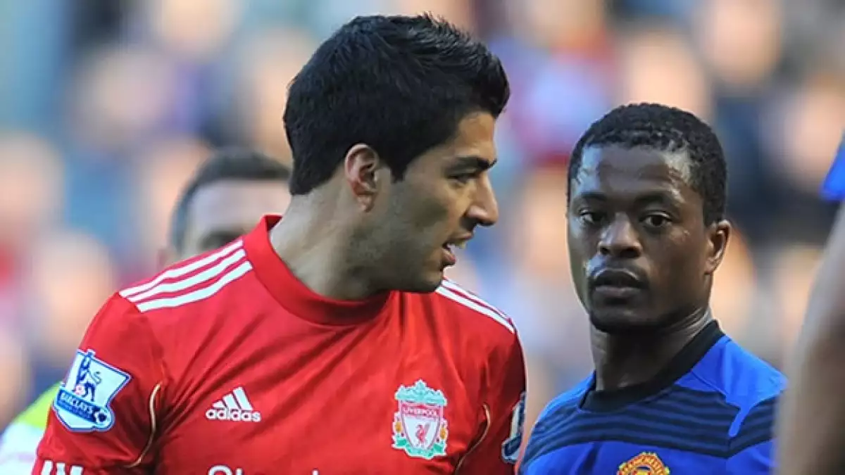 Luis Suárez y Patrice Evra disputan un juego de la liga inglesa