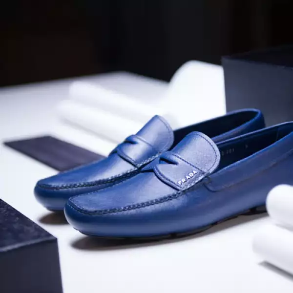 Los mocasines para manejar ya están listos. Este modelo viene en azul báltico, azul real y negro. En las tiendas de México se consiguen por 8,600 pesos. Existe un modelo similar que viene en negro ...
