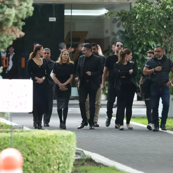 Asistentes al funeral de Edith González