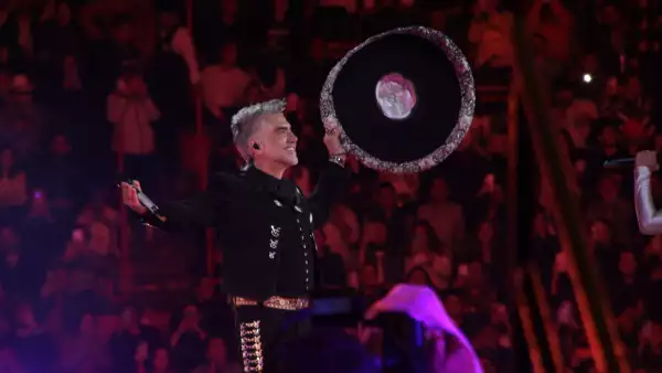 Alejandro Fernández cantó en la Plaza de Toros México