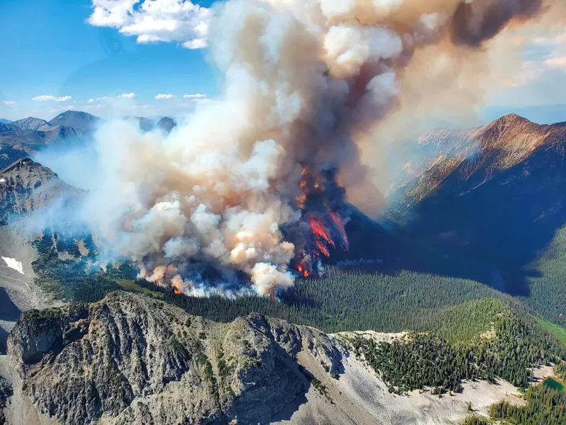El humo se eleva del incendio forestal de Texas Creek (K71415) al sur de Lillooet, Columbia Británica, Canadá, 9 de julio de 2023.