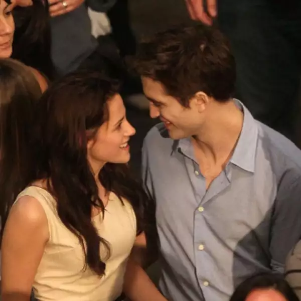 Kristen Stewart y Robert Pattinson han preferido esconder su relación de los medios, pero el amor puede más y se les ve contínuamente juntos y muy contentos fuera del set de Crepúsculo.