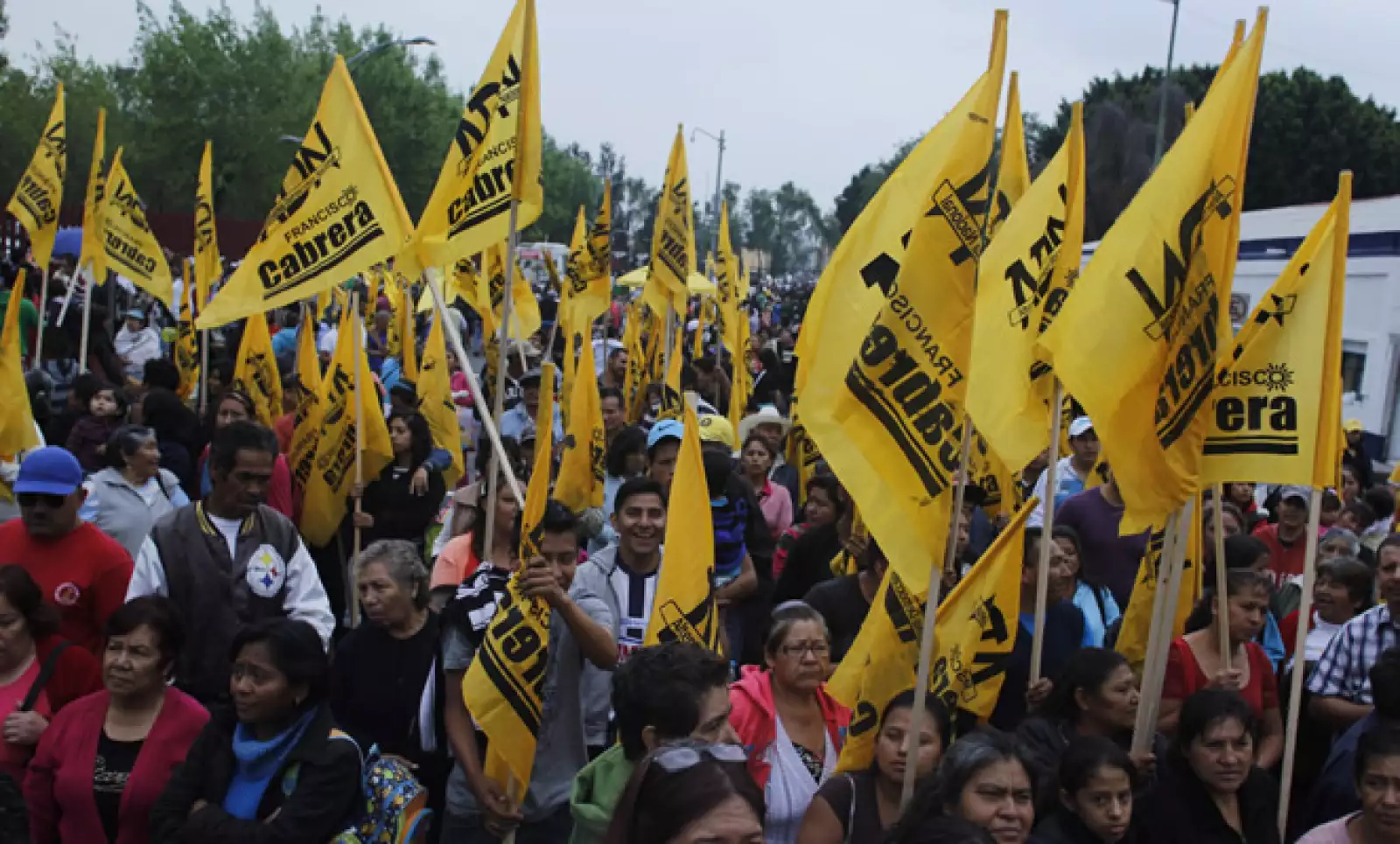 Simpatizantes del PRD, montaron un mitin afuera del recinto de San Lázaro previo a que iniciara la sesión extraordinaria del Pleno de la Cámara baja donde se discuten los dictámenes aprobados en el Senado.