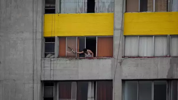 Un hombre repara una antena de televisión en un edificio del Conjunto Urbano Nonoalco Tlatelolco, en el marco de la cuarentena y emergencia sanitaria.