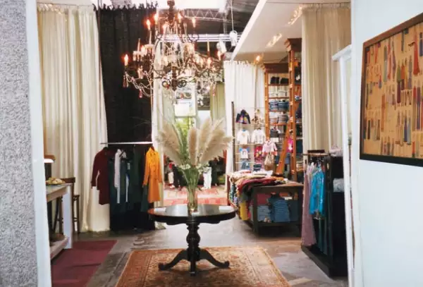 Las 31 boutiques de Rapsodia mantienen el mismo concepto de decoración.