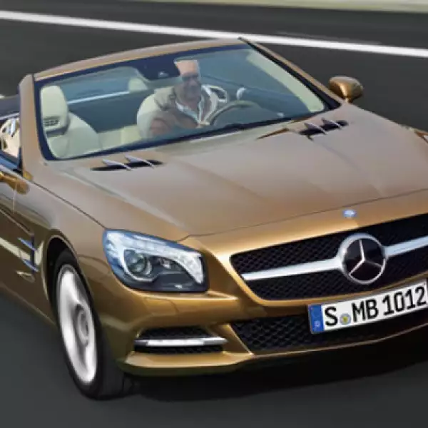 El SL 500, Mercedes Benz más amplio, ligero y 30% más eficiente que su predecesor; su techo panorámico es abatible en 20 segundos y la expulsión dosificada del líquido en los parabrisas no moja a los ocupantes.