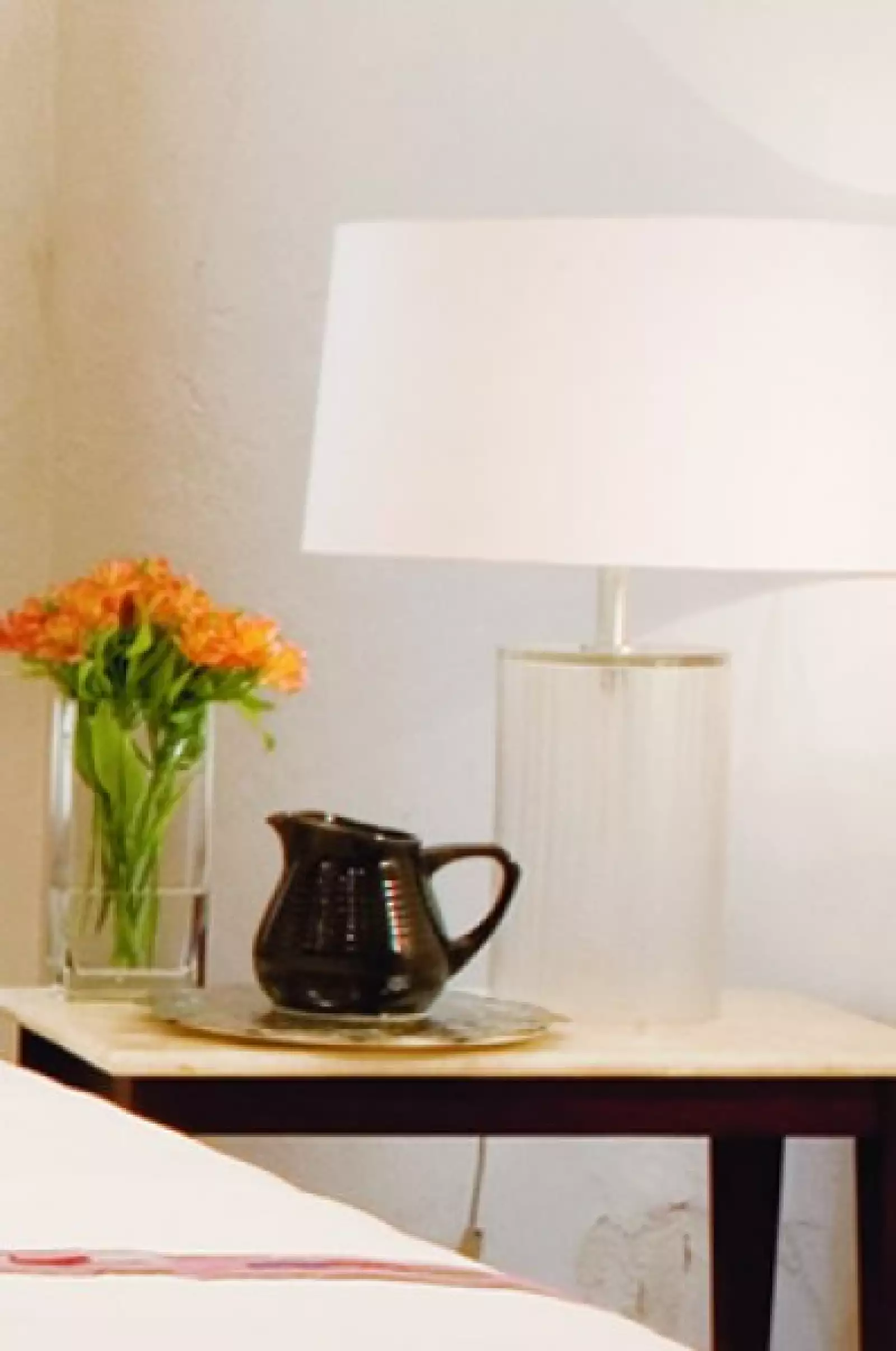 ETNO-CONTEMPORÁNEO Lámpara de cristal, Mónica, 2,290 pesos. Florero de vidrio y mesa lateral, 290 y 6,900 pesos, Artefacto.