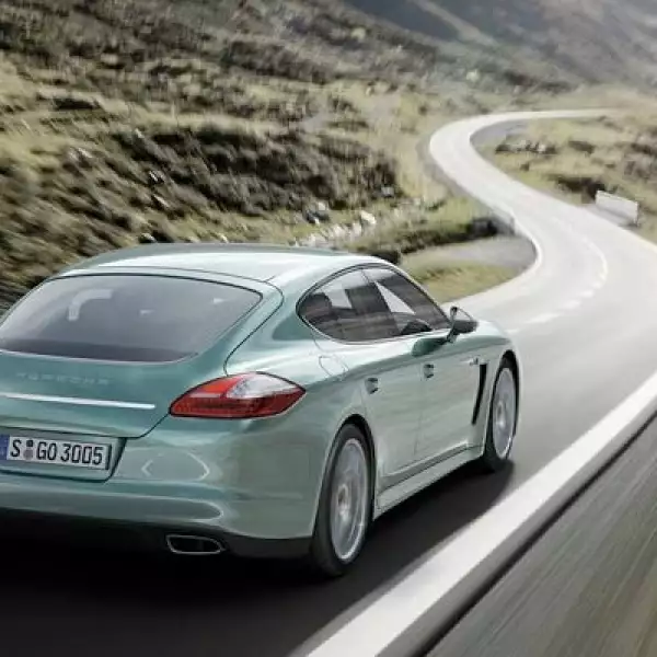 Puede recorrer más de 745 millas con un tanque lleno de 80 litros.