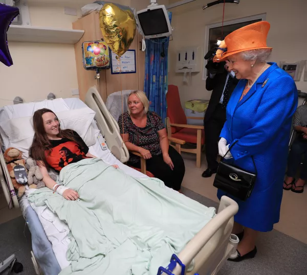 la reina isabel ii en el hospital 3