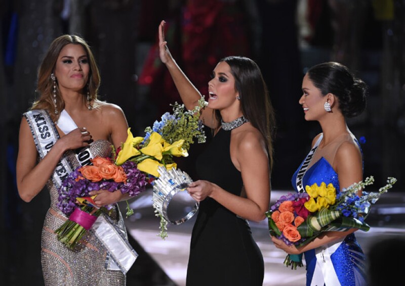 El momento en el que Miss Filipinas recibe el reconocimiento como Miss Universo 2015.