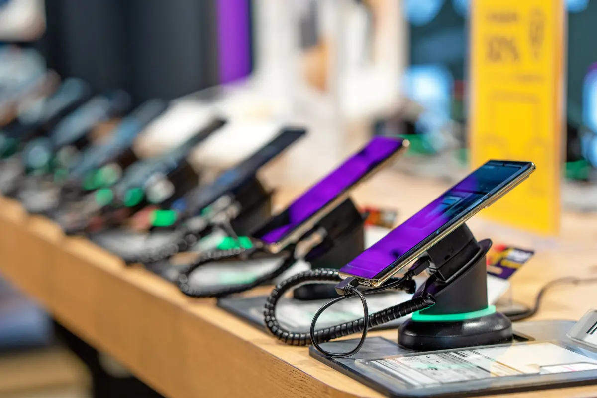 ¿Smartphones “baratos” en Navidad? Comprar en el mercado gris podría salirte muy caro