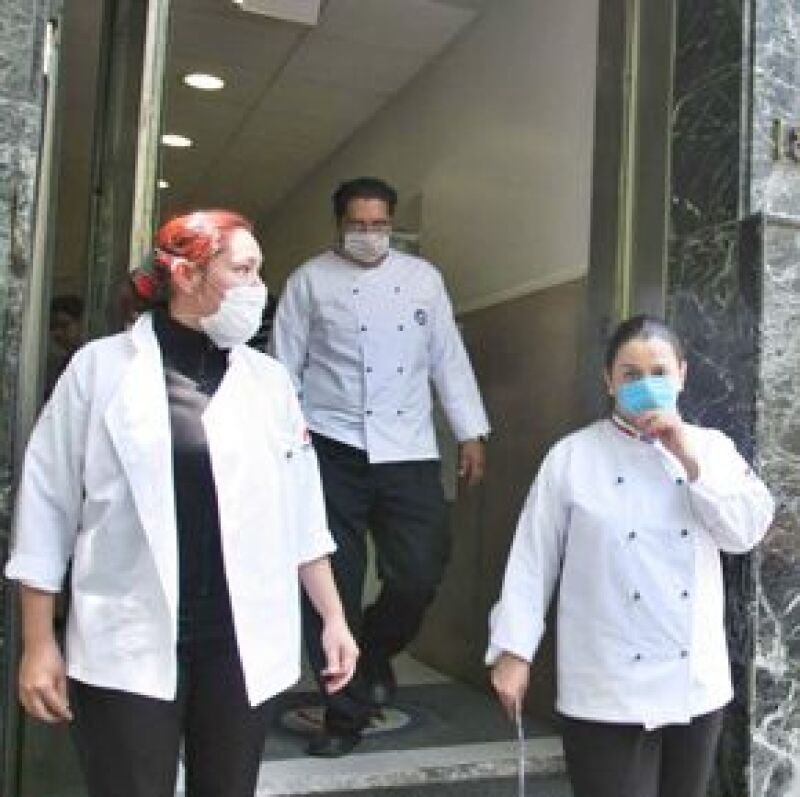 Televisa y TV Azteca han activado un plan higiénico para evitar el contagio de influenza porcina dentro de sus instalaciones.