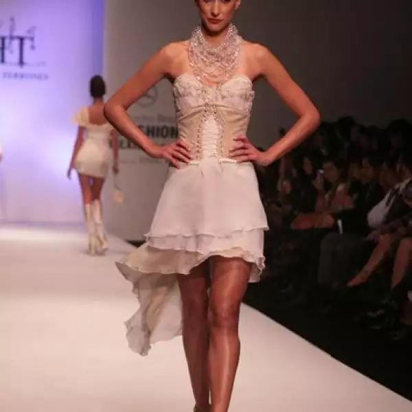 Pasarela Hector Terrones