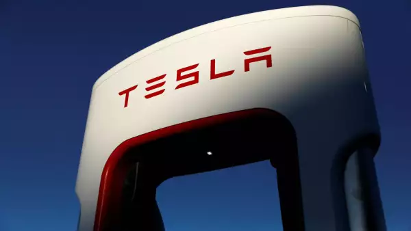 Caen acciones de Tesla