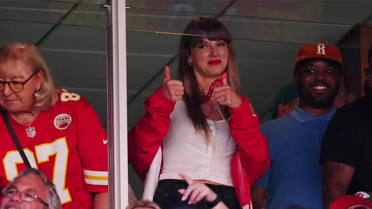 Taylor Swift aparece en el partido de Travis Kelce con los Chiefs de Kansas City.