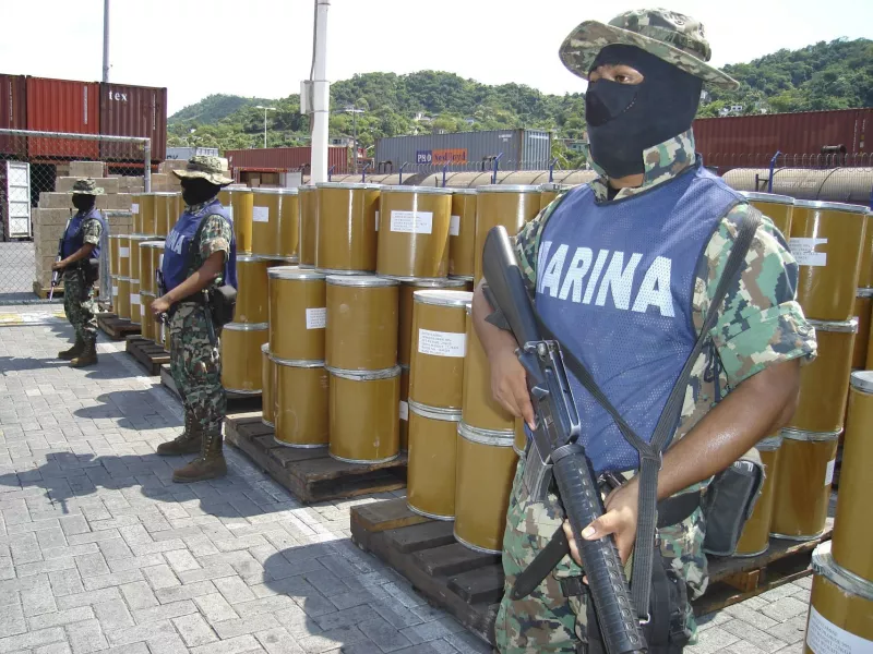 Un elemento de la Marina en el puerto de Manzanillo.
