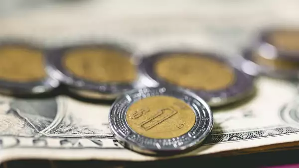 Peso presenta pocos cambios a la espera de elección en EU