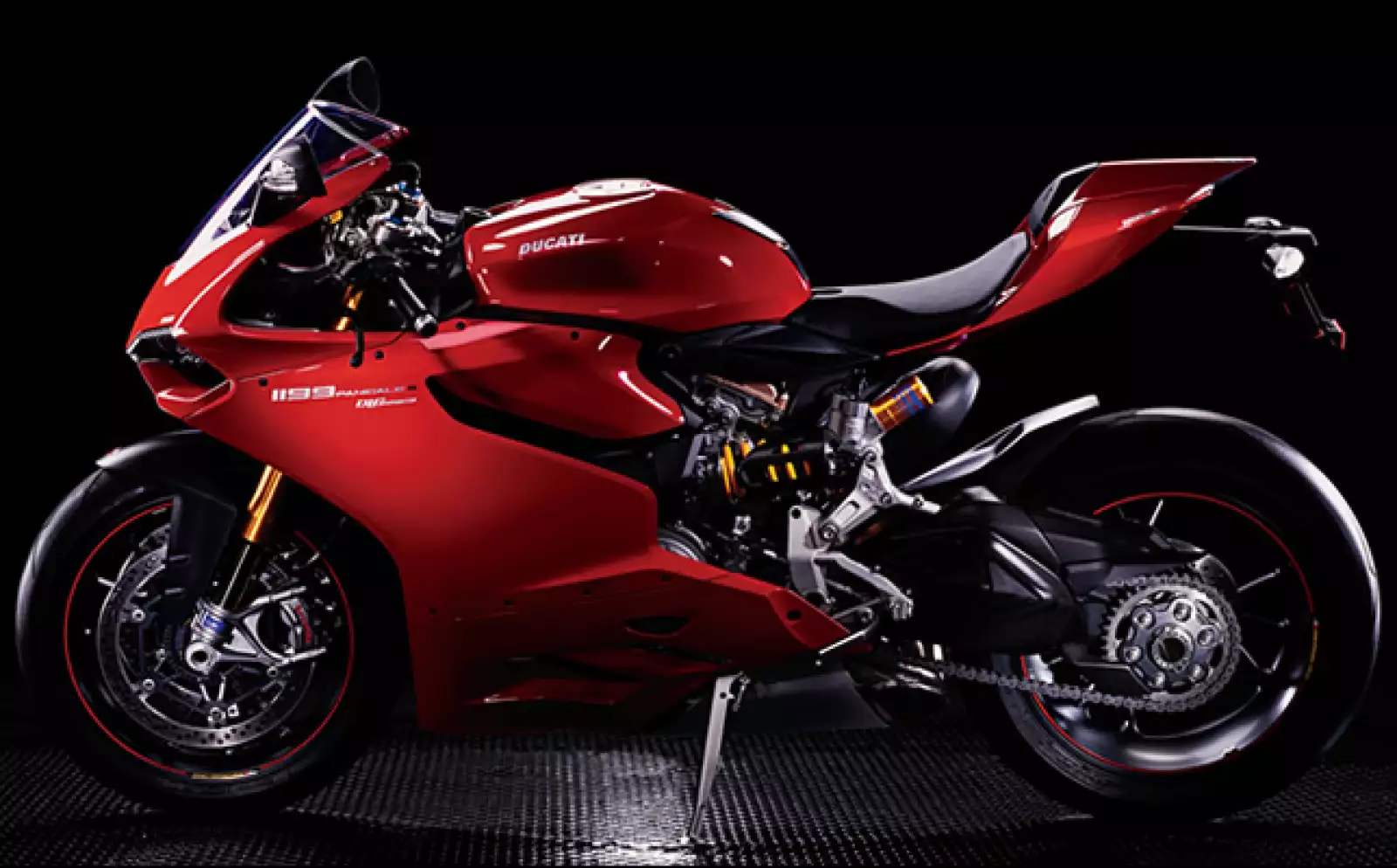 La moto 1199 Panigale tiene un diseño atractivo, extremo y dramático. Sus formas lucen esculpidas, como un insecto futurista. Contrasta con su naturaleza mecánica y le da una apariencia  inconfundible.