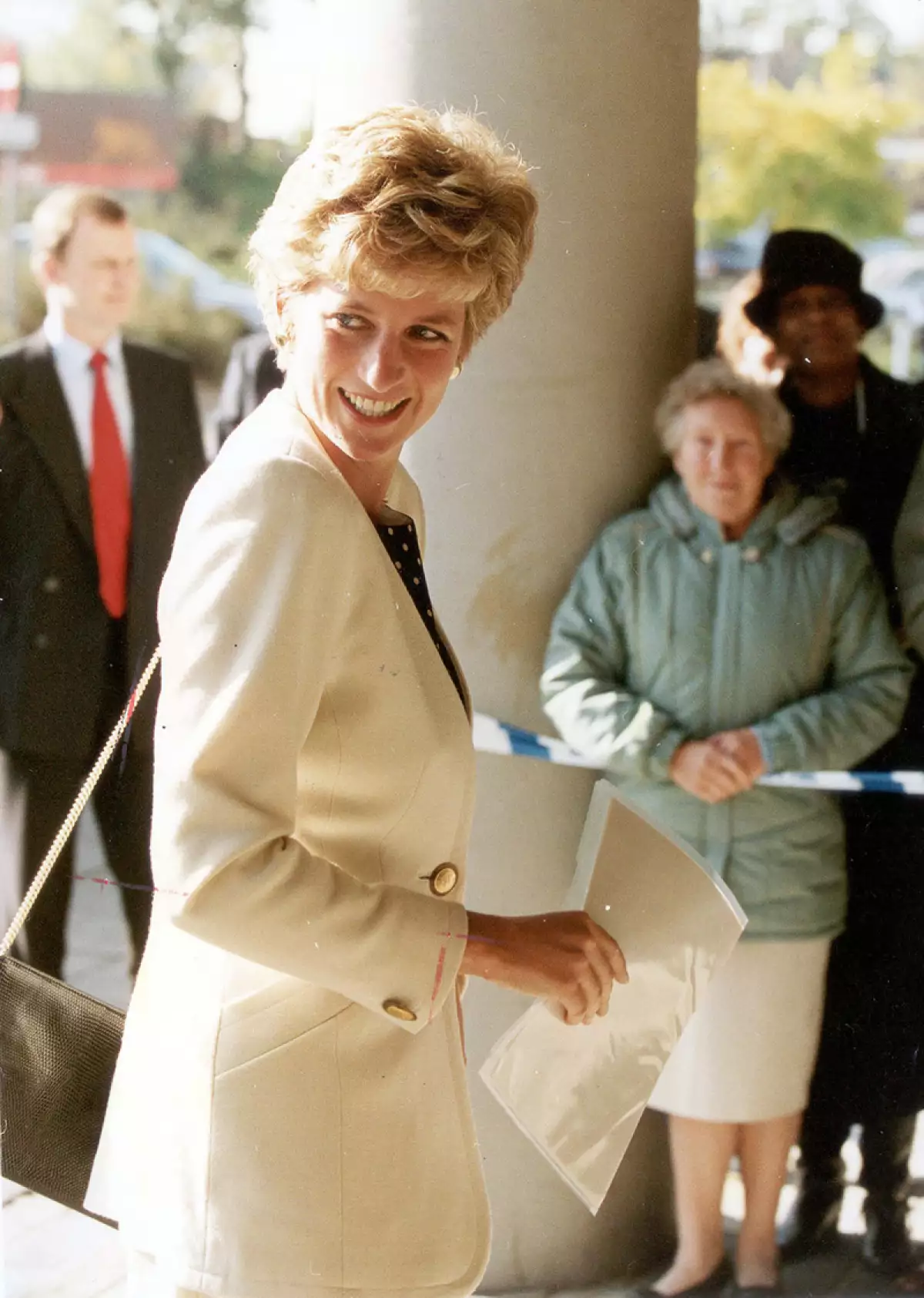 Diana Princess Of Wales Oct-dec 1993 The Princess Of Wales Arriving At St George's Hospital Tooting To Speak A A Conference Held By The National Head Injuries Association....royalty