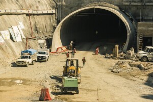 Más infraestructura.