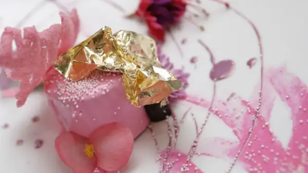 La chef creó originales platillos para celebrar el 20 aniversario de la campaña contra el cáncer de mama de Estée Lauder.