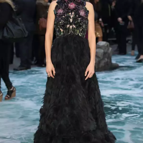 En la premiere de Noah en Londres. Jennifer usó este gown de Alexander McQueen con el detalle de flores en el cuello. ¡Espectacular!