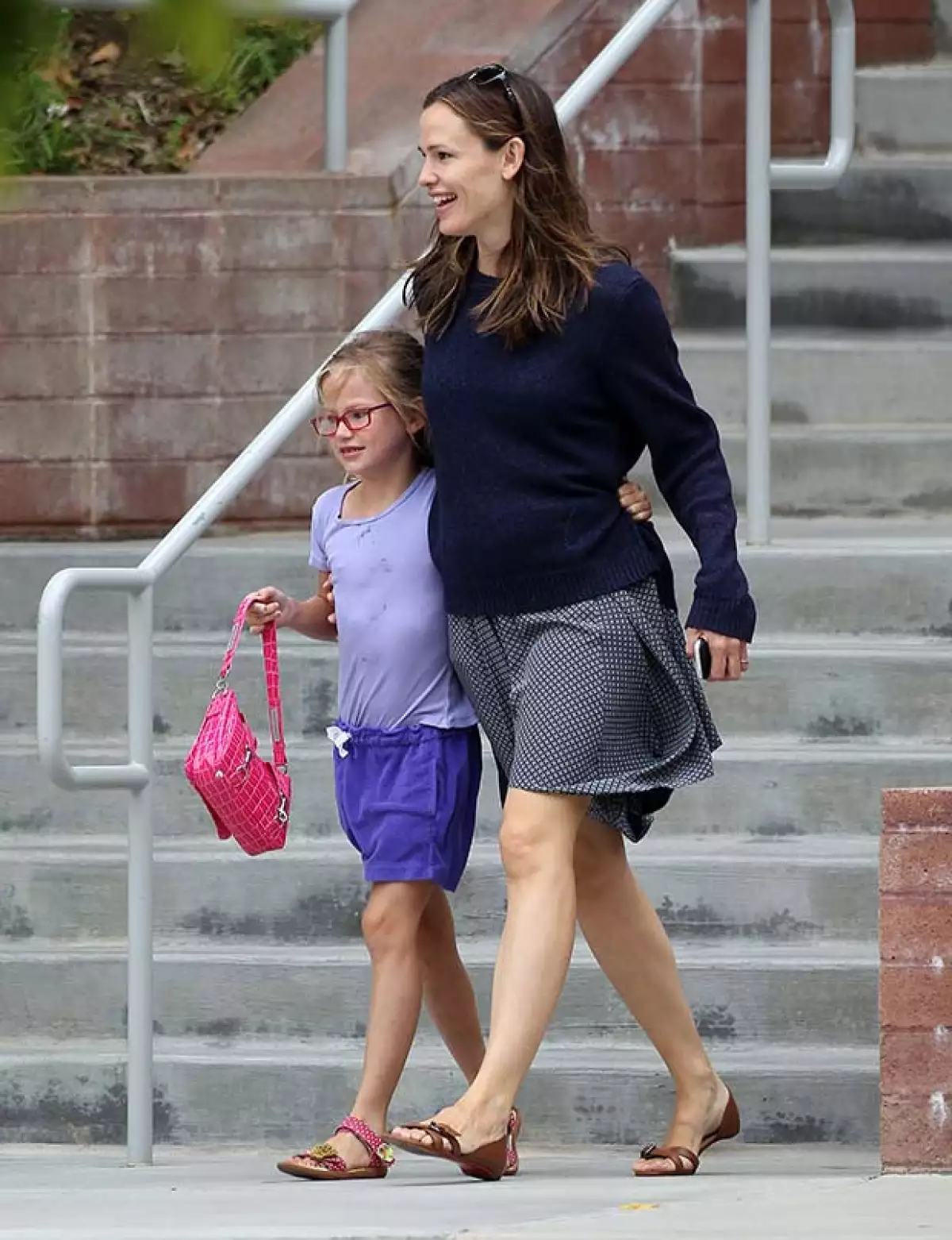 La esposa del ganador del Oscar, Ben Affleck con quien  tiene tres hijos lució un sueter holgado que podría estar escondiendo un nuevo bebé en camino.
