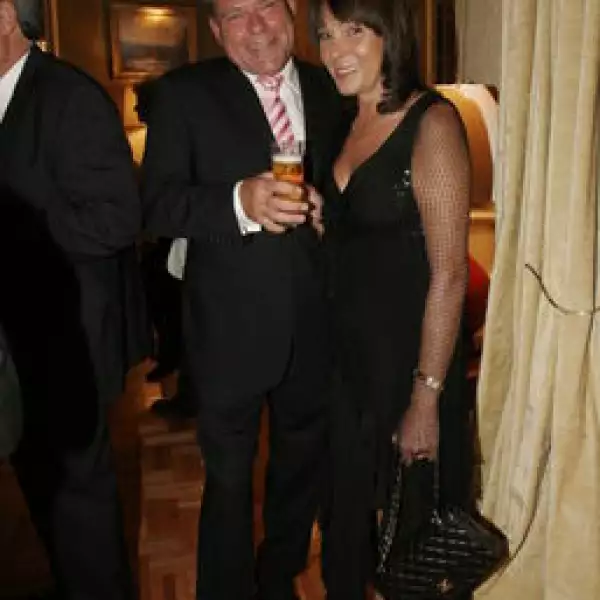 Nieves Andino, Kjeeld, Vinger