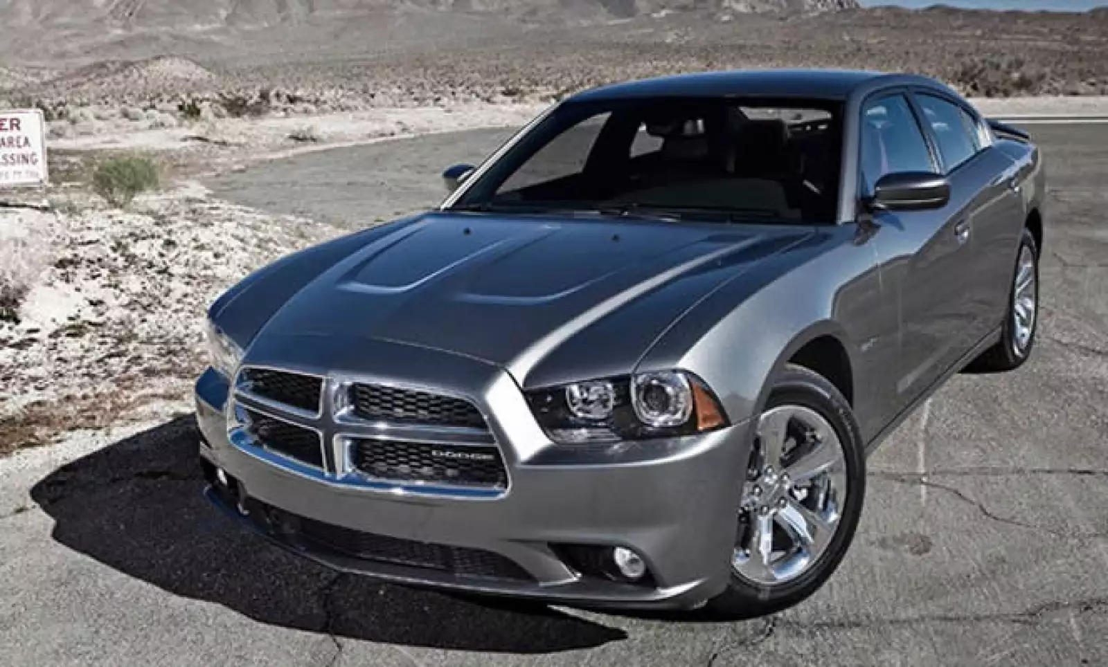 Es el vehículo que más aparece en la pantalla en forma de patrulla y color negro mate. Es modelo nuevo y tiene cambios significativos, como las calaveras independientes, nuevas facias y parrilla.