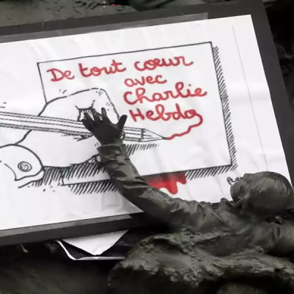 Meidos franceses y árabes condenaron el ataque en sus efitoriales y portadas. 