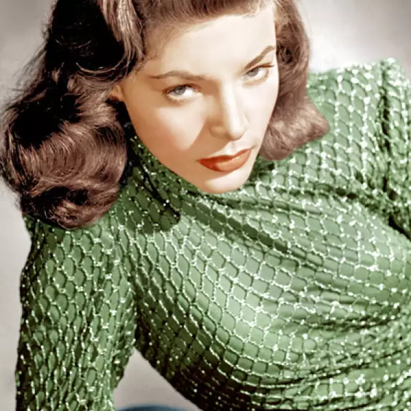 La gran Katherine Hepburn era una gran seguidora del peinado, lo utilizaba con un medio recogido y ondas marcadas.