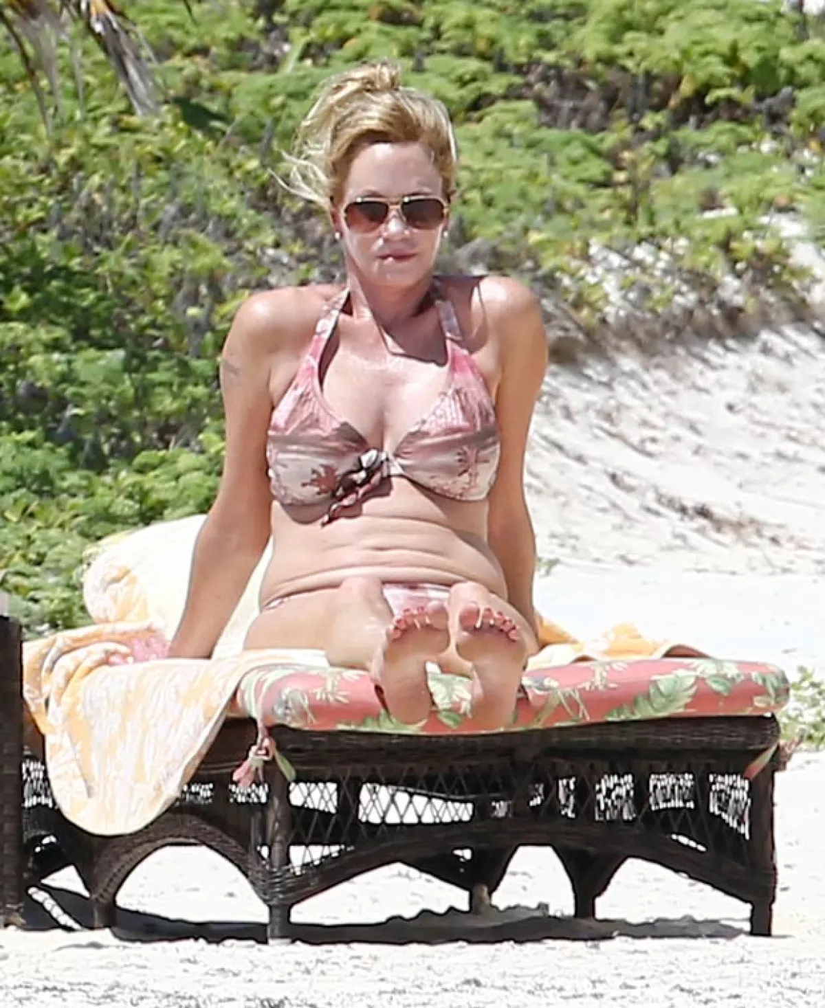 A sus 57 años, Melanie Griffith no dudó en despojarse de su ropa para descansar en bikini.