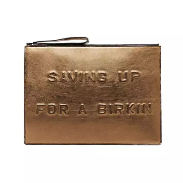 Un clutch con mensaje divertido le dará muha vida a tu look.