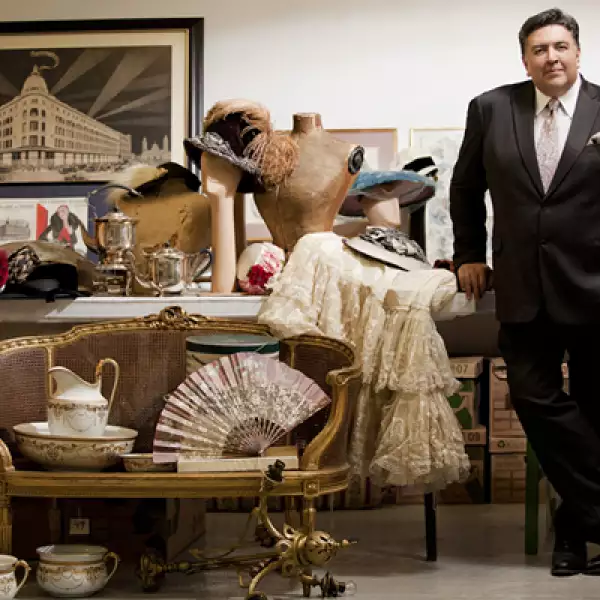 “Para mí, las antigüedades son mágicas”, dice el director de Hogar de Palacio de Hierro, Rodrigo Flores, quien encabeza la labor de recuperación de piezas exhibidas para la exposición de aniversario.