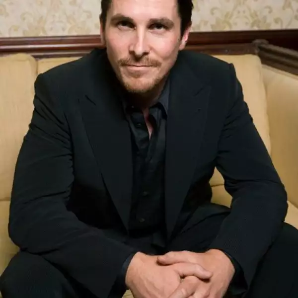 Christian Bale dio la vuelta al mundo cuando fue captado al insultar a un compañero de rodaje en `Terminator´. Su mamá y su hermano lo acusaron de golpearlas.