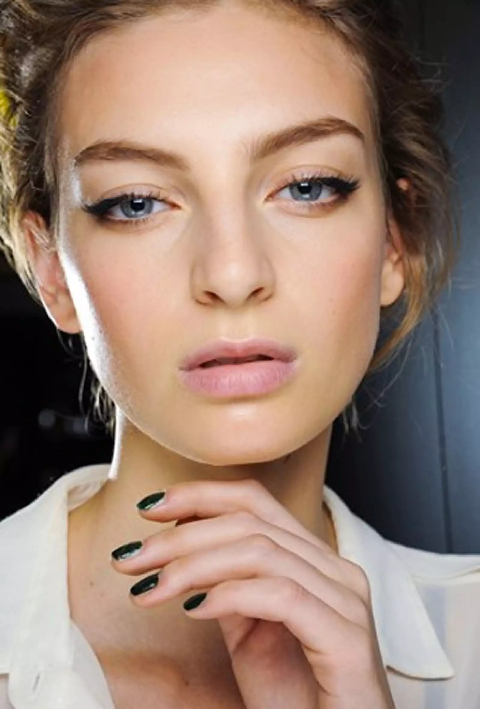 Louis Vuitton, Dolce Gabbana y Giorgio Armani fueron algunas de las firmas en retomar este icónico maquillaje de los años 50 para destacar sus looks estivales.