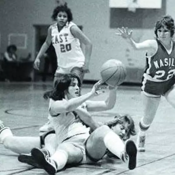 Siempre le gustó el basquetbol y en sus años de estudiante era tan intensa al jugar que le apodaban "Sarah la barracuda".