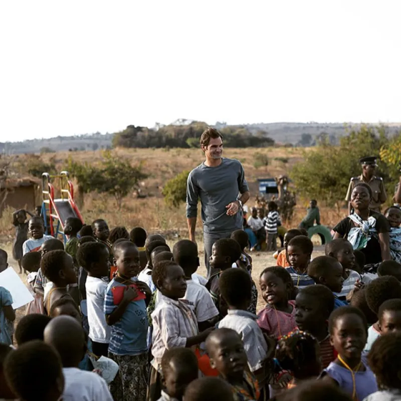 El tenista se recupera de su reciente derrota, al ser vencido en Wimbledon por Novak Djokovic, junto a niños en África, a los que su fundación apoya.