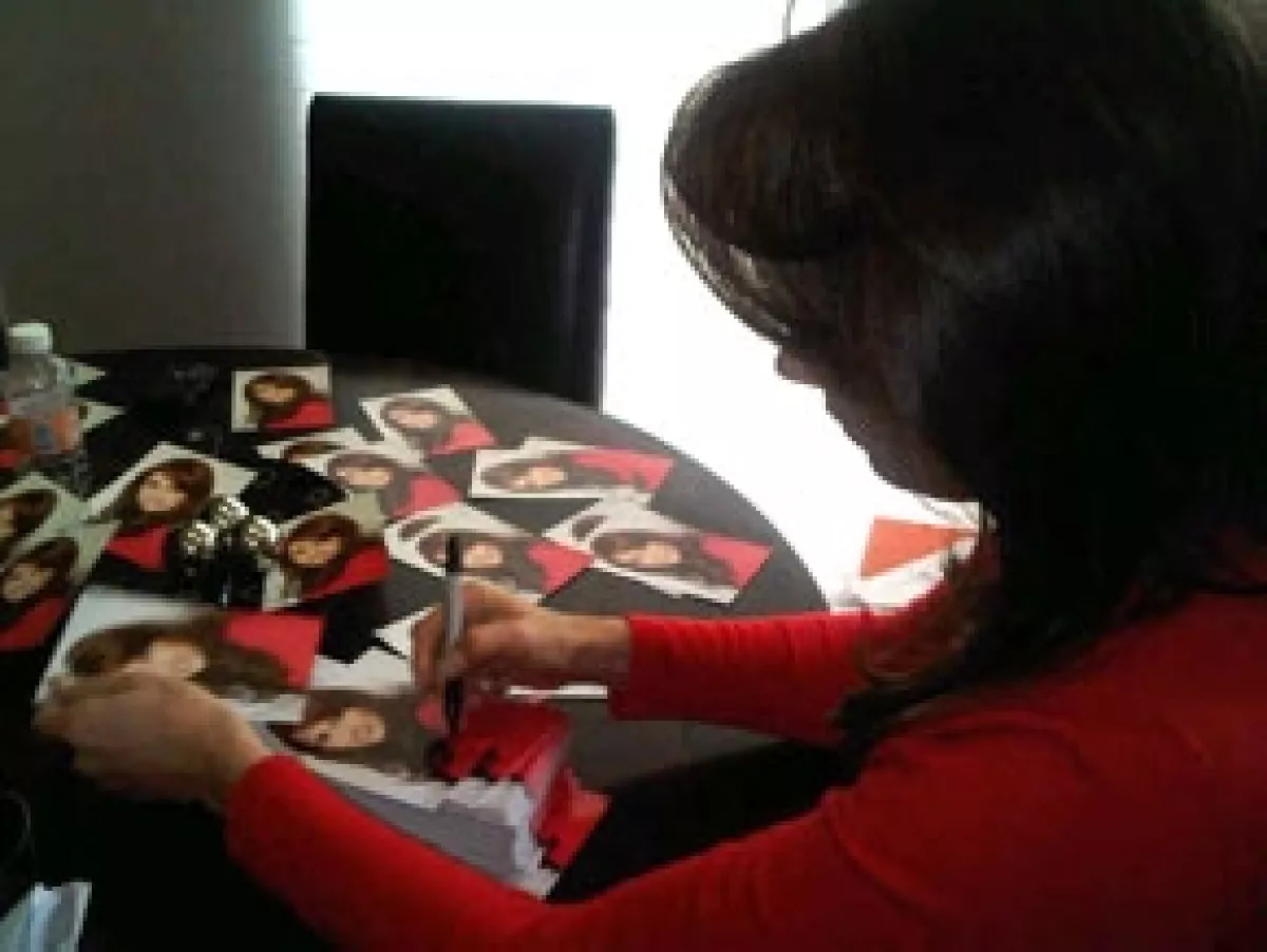 La ex actriz regalará mil fotos firmadas por ella como agradecimiento a sus seguidores en Facebook.
