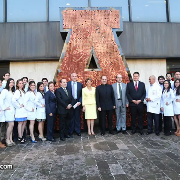 Dr. Tomás Barrientos, Dra. Mercedes Juan López, Eduardo Monroy, Padre Jesus Quirce, Ana Francis Ortiz, Dr. Eduardo González Pier y Dr. César Gómez Monge con los alumnos de medicina