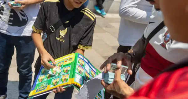 Coleccionistas de cromos del álbum mundialista de Panini.