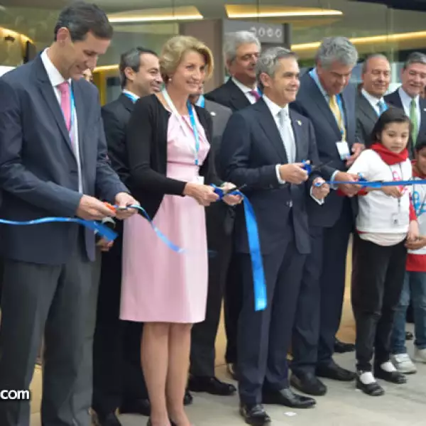 Víctor Legorreta, Dolores Béistegui, Miguel Ángel Mancera y Mauricio Amodío cortando el listón